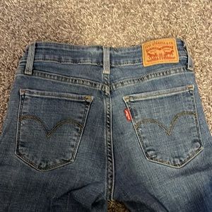 Levi’s blue skinny jeans